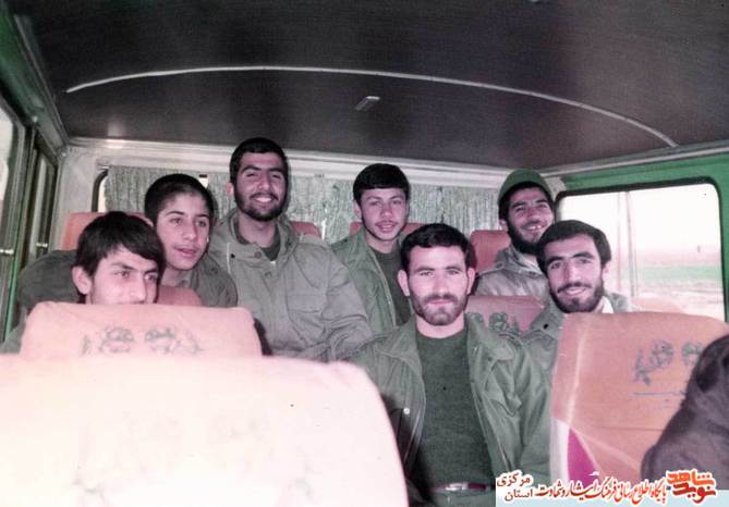 صندلی آخر از چپ: شهید عباس حسنی فرد - شهید داود مارگر - شهید علیرضا قربانلی - سید عباس هدایتی . محمد سعیدی - ابوالفضل لقاء - حسین پرویزی