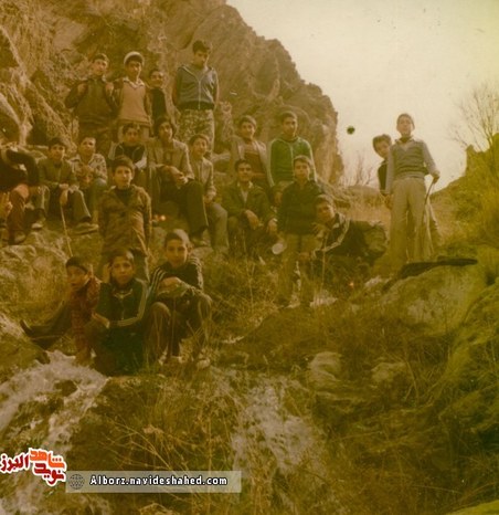 شهید یداله فروزنده در جمع همکلاسان