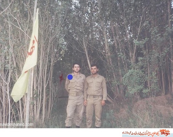 شهید کاوه احسانی-سمت چپ