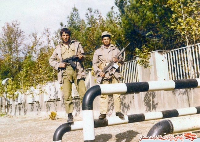 نفر سمت راست شهید سیدرضا ترابی