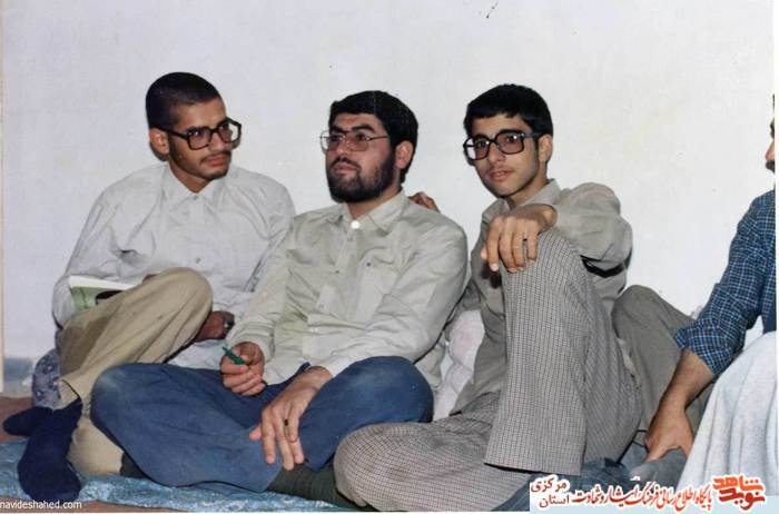 از چپ: شهید محمد حسنی -داود غیاثی راد - ... دیدار از خانواده شهدا