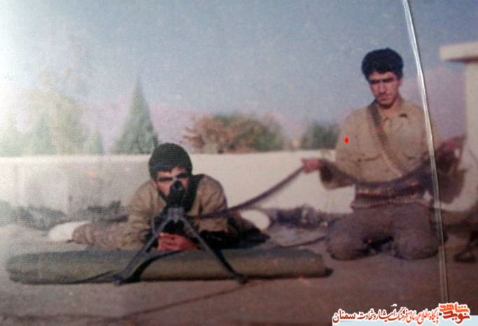 نفر سمت راست شهید سیدعلی شعنی
