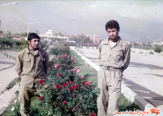 نفر سمت راست شهید محمود سرکاری