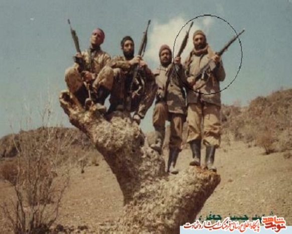 ایستاده در سمت راست تصویر، شهید 