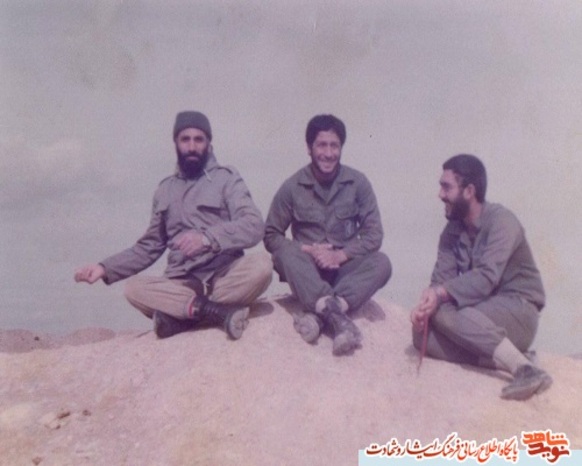 نشسته در سمت چپ تصویر، شهید 