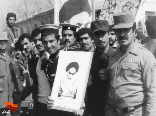 ۱۳۵۷ رشت؛ نمایی از پیوستن نظامیان شاه به مردم در روزهای پیروزی انقلاب اسلامی
