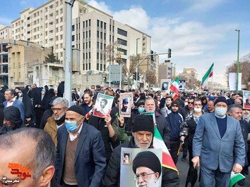 راهپیمایی ۲۲ بهمن در شهرستان ری و توزیع تصاویر شهدا 