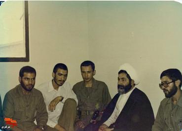 از چپ: جواد اسفندی - محمد داودآبادی - شهید بهرام انزلچی - آهنگرانی فرمانده وقت سپاه - علی محمدی