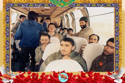 نفر سمت راست شهید اسماعیل جمال