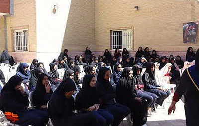 نواختن زنگ ایثار و مقاومت- یکم مهرماه ۱۴۰۲ در هنرستان دخترانه کوثر شهرستان میامی