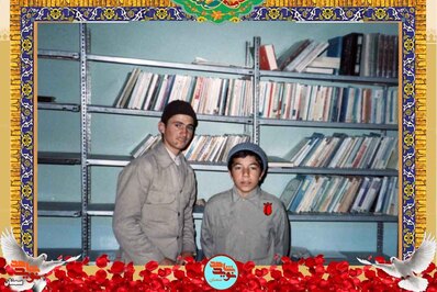 نفر سمت راست شهید سید مهدی احمدپناهی