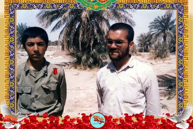 نفر سمت چپ شهید سید مهدی احمدپناهی