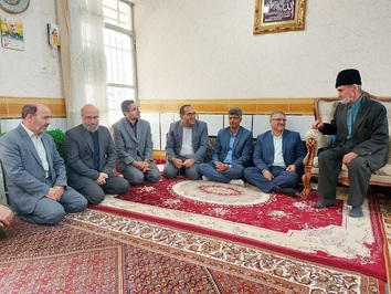 دیدار دکتر مسجدی رئیس پزشک قانونی کشور در منزل شهیدان عبدکوند در اسداباد