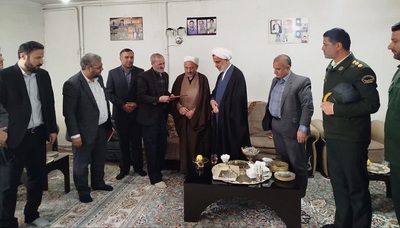 دیدار حجت الاسلام رحیمی رئیس دادگاه عالی انتظامی کشور با پدر شهید هادی غلام اعتبار در درگزین