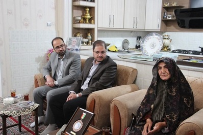 دیدار رئیس سازمان بازرسی کل کشور دکتر خدائیان با خانواده شهیدان عابدینی نیا در ملایر