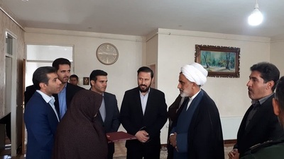 دیدار حجت‌الاسلام رحیمی رئیس دادگاه عالی انتظامی قضات کشور با خانواده شهید محسن بکند در رزن